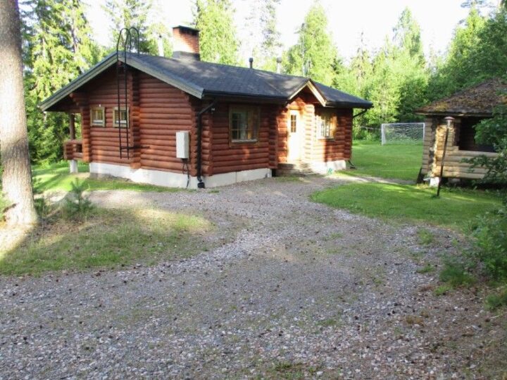 puinen mökki auringon paisteessa